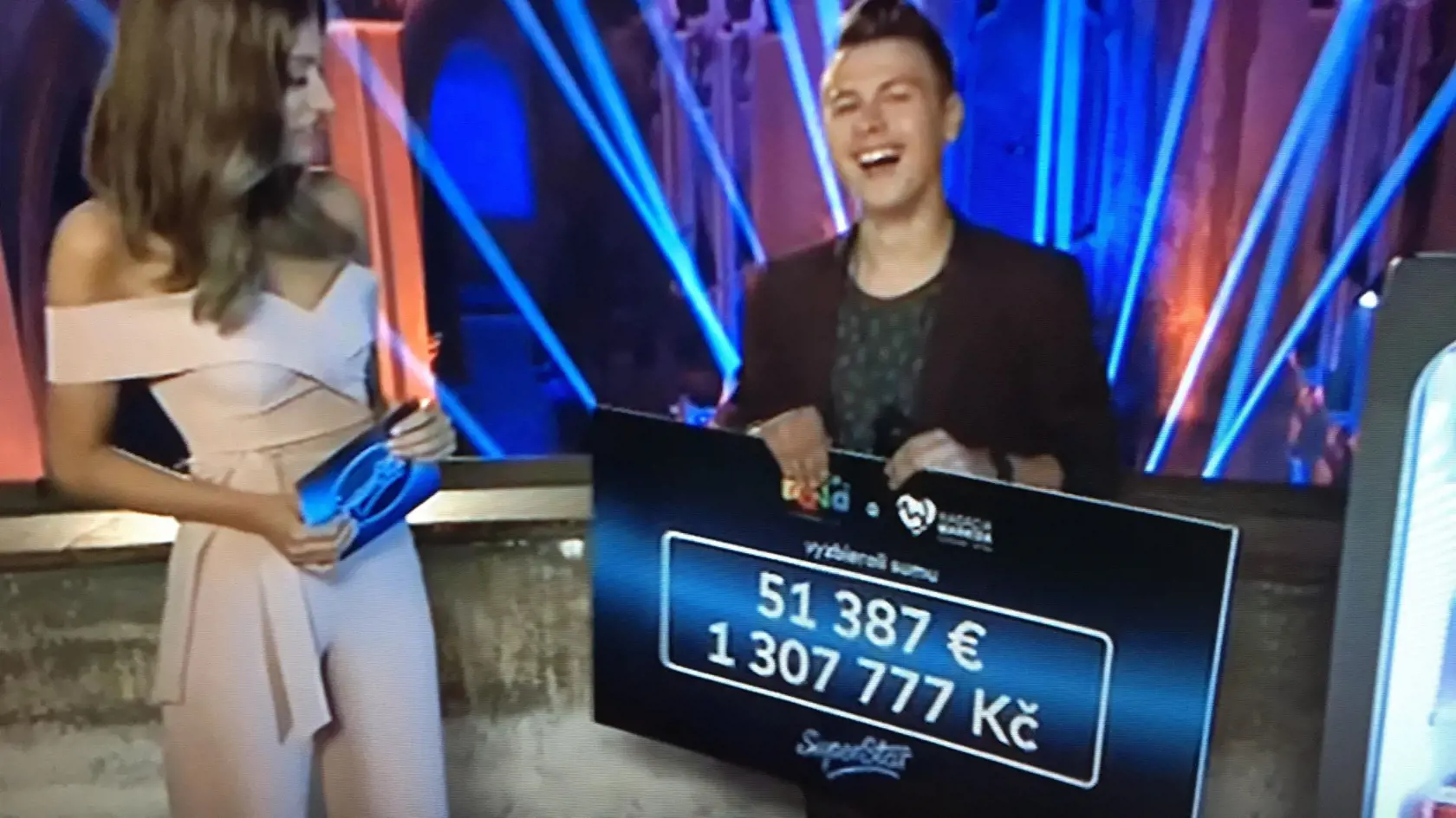 Šokovaný Lacko Angyal si prevzal šek na rozprávkovú sumu.