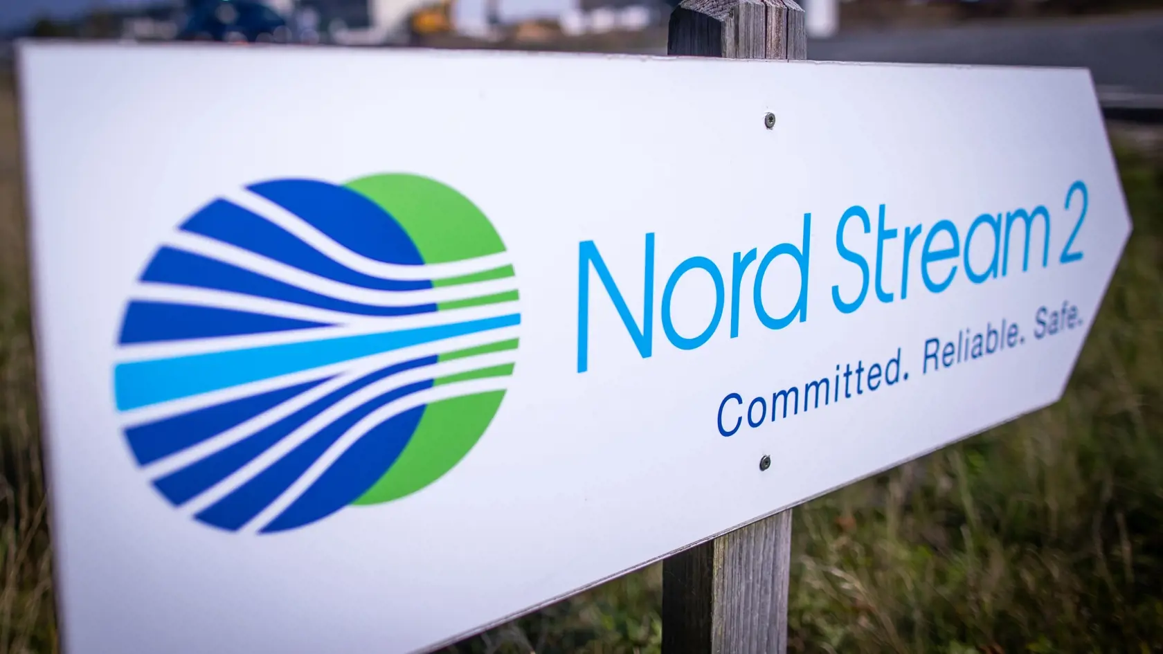 KK68 Lubmin - Na archívnej snímke zo 16. septembra 2020 značka s nápisom Severný prúd 2 (Nord Stream 2) v nemeckom Lubmine.  Spoločnosť Nord Stream 2 AG v sobotu 6. februára 2021 oznámila, že pokračuje s výstavbou sporného nemecko-ruského plynovodu Severný prúd 2 (Nord Stream 2). Hovorca firmy, ktorá tento projekt vedie, povedal, že potrubia sa kladú južne od dánskeho ostrova Bornholm.  FOTO TASR/DPA
ARCHIV - 16.09.2020, Mecklenburg-Vorpommern, Lubmin: Ein Wegweiser steht vor der Erdgasempfangss