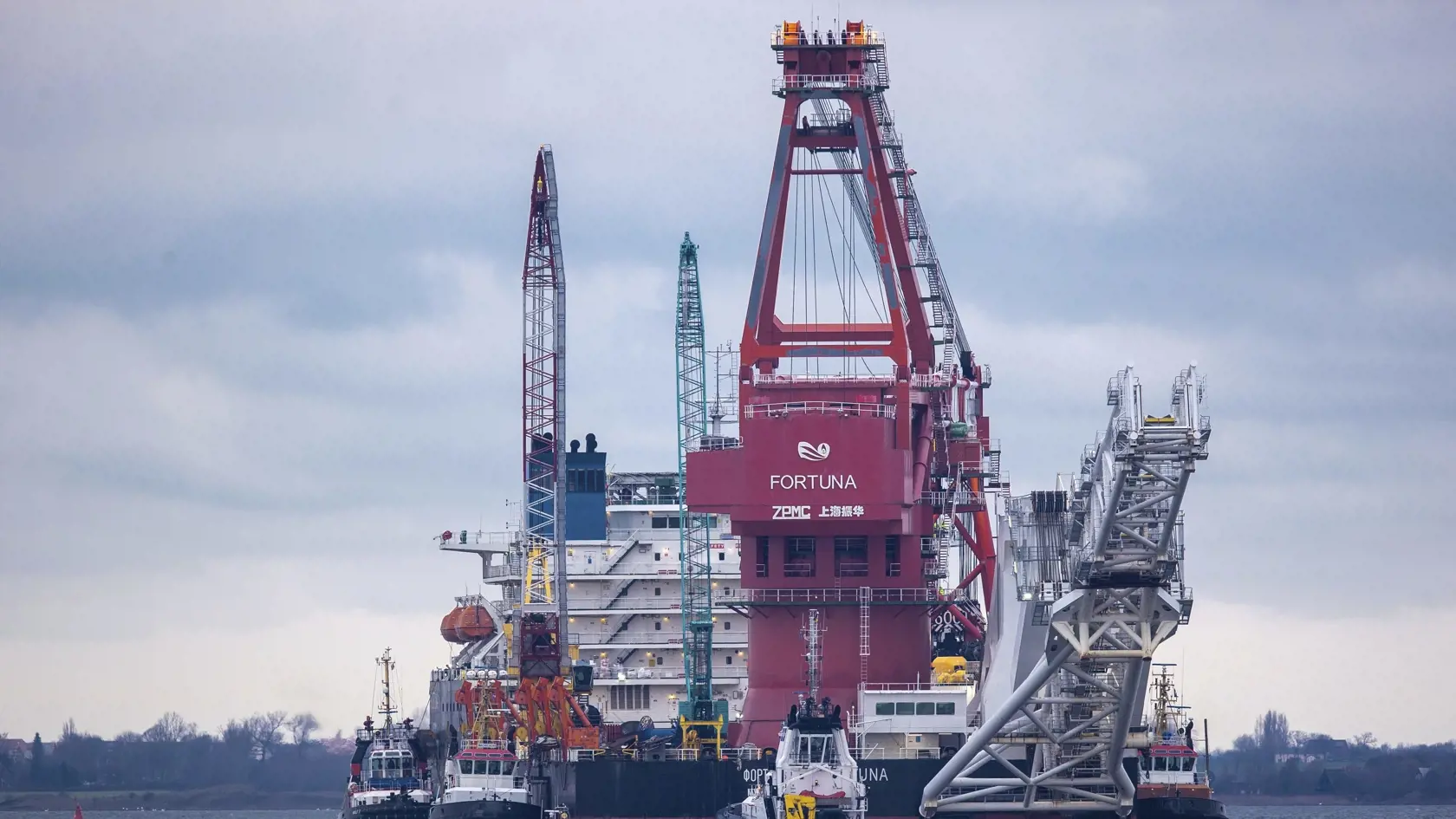 KK25 archív Wismar - Na archívnej snímke ruské plavidlo Fortuna poverené dokončením sporného plynovodu Severný prúd 2 (Nord Stream 2) v nemeckom prístave Wismar. Výstavba plynovodu Severný prúd 2 bola dokončená. Uviedol to ruský plynárenský koncern Gazprom s tým, že kompletné dokončenie projektu potvrdil šéf spoločnosti Alexej Miller. Ten uviedol, že výstavbu plynovodu dokončili v piatok ráno 10. septembra 2021. FOTO TASR/AP
FILE - In this Jan. 14, 2021 file photo, tugboats get into position on 