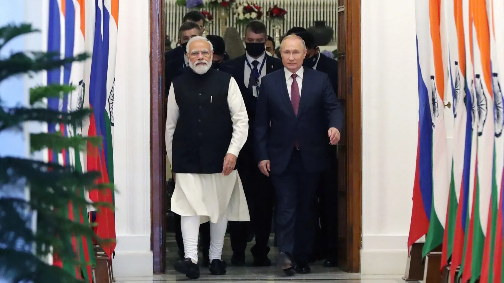 JB 24 Naí Dillí - Ruský prezident Vladimir Putin (vpravo) kráča s indickým premiérom Naréndrom Módím pred ich stretnutím v Naí Dillí 6. decembra 2021. FOTO TASR/AP 

Russian President Vladimir Putin, right, and Indian Prime Minister Narendra Modi enter the hall during their meeting in New Delhi, India, Monday, Dec.6, 2021. (Mikhail Klimentyev, Sputnik, Kremlin Pool Photo via AP)