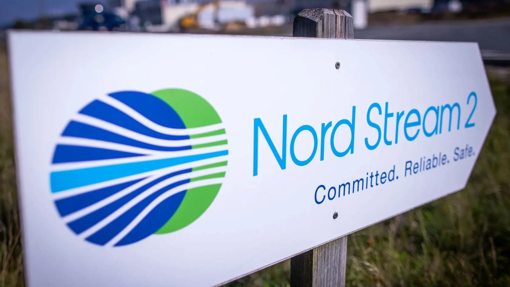 Na archívnej snímke zo 16. septembra 2020 značka s nápisom Severný prúd 2 (Nord Stream 2) v nemeckom Lubmine.  Spoločnosť Nord Stream 2 AG v sobotu 6. februára 2021 oznámila, že pokračuje s výstavbou sporného nemecko-ruského plynovodu Severný prúd 2 (Nord Stream 2). Hovorca firmy, ktorá tento projekt vedie, povedal, že potrubia sa kladú južne od dánskeho ostrova Bornholm.  FOTO TASR/DPA