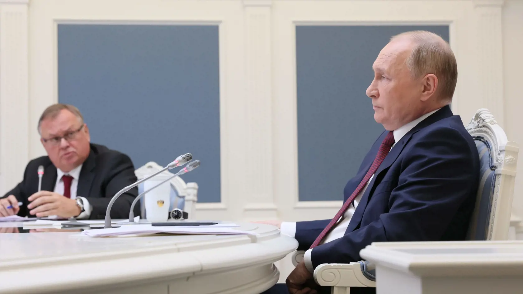 EBE 3 Moskva - Ruský prezident Vladimir Putin (vpravo) a predseda a prezident ruskej úverovej banky VTB Bank Andrej Kostin počas videokonferencie v rámci investičného fóra Russia Calling! v Moskve 30. novembra 2021. FOTO TASR/AP

Russian President Vladimir Putin, right, and VTB Bank Chairman Andrei Kostin attend a video call of the VTB Capital "Russia Calling!" Investment Forum in Moscow, Russia, Tuesday, Nov. 30, 2021. (Mikhail Metzel, Sputnik, Kremlin Pool Photo via AP)