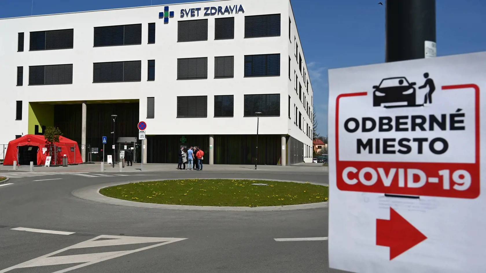 Traja zdravotníci pracujúci na rádiologickom oddelení (RTG) v Nemocnici s poliklinikou Štefana Kukuru v Michalovciach boli pozitívne testovaní na nový koronavírus. Na snímke odberné miesto na COVID-19 pred Nemocnicou s poliklinikou Štefana Kukuru v Michalovciach vo štvrtok 16. apríla 2020. FOTO TASR - Roman Hanc