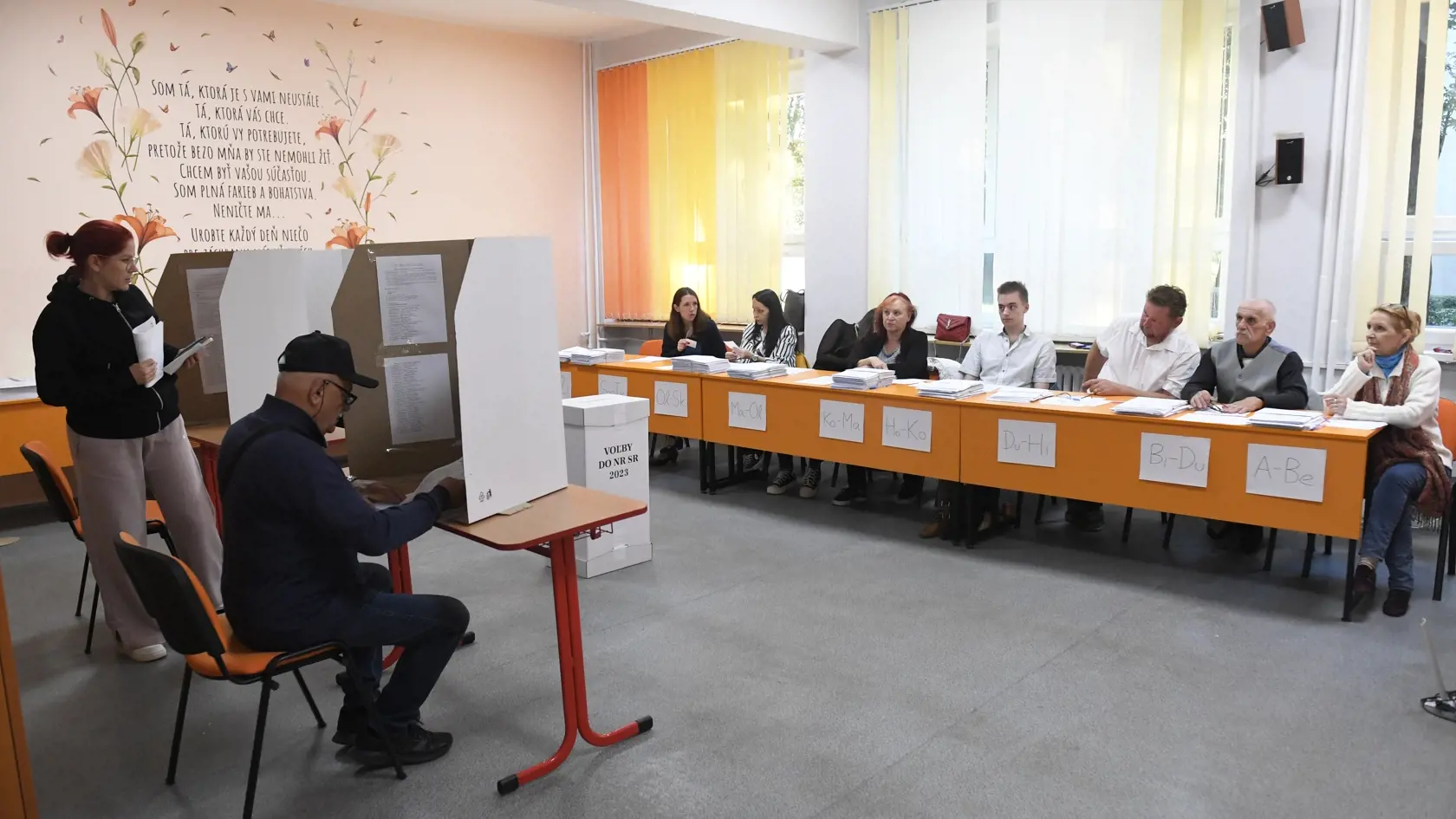 Na Slovensku sa v sobotu o 7.00 h začali v poradí štvrté predčasné a celkovo deviate parlamentné voľby v ére samostatnej SR. Na snímke prví voliči vo volebnej miestnosti v Gymnáziu Park mládeže v Košiciach počas predčasných parlamentných volieb na Slovensku v sobotu 30. septembra 2023. FOTO TASR - František Iván 