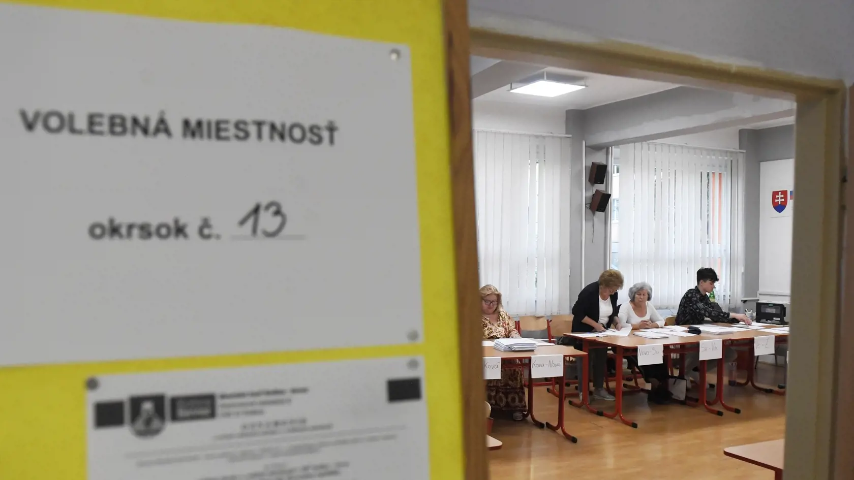 Na Slovensku sa v sobotu o 7.00 h začali v poradí štvrté predčasné a celkovo deviate parlamentné voľby v ére samostatnej SR. Na snímke členovia okrskovej volebnej komisie vo volebnej miestnosti v Gymnáziu Park mládeže v Košiciach počas predčasných parlamentných volieb na Slovensku v sobotu 30. septembra 2023. FOTO TASR - František Iván 