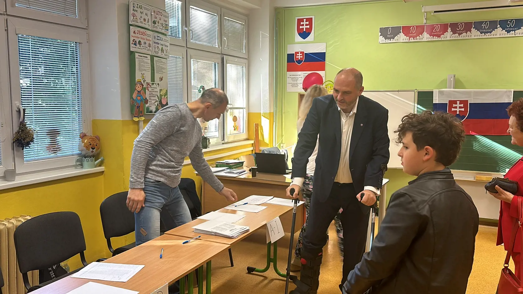 Ortéza na nohe a úsmev na tvári.