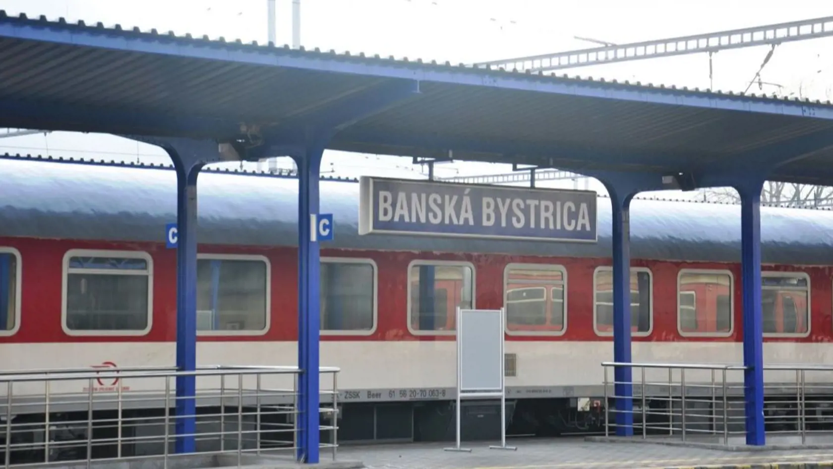 Na hlavnej železničnej stanici v Banskej Bystrici zrazil v sobotu muža nákladný vlak.