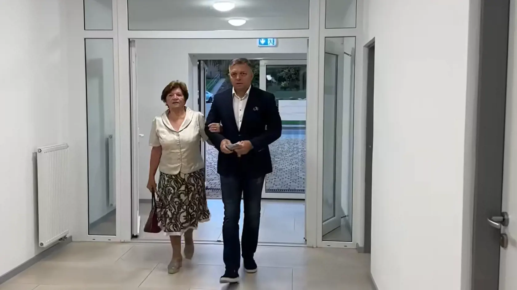 Na Slovensku sa dnes konajú predčasné parlamentné voľby. Volebné miestnosti sú otvorené od 7:00 hodiny. Medzi prvými šiel odvoliť aj šéf Smeru-SD Robert Fico, ktorý odovzdal svoj hlas v obci Veľké Dvorany (okres Topoľčany). Všetkých prekvapilo, že do volebnej miestnosti vstúpil so svojou mamou.