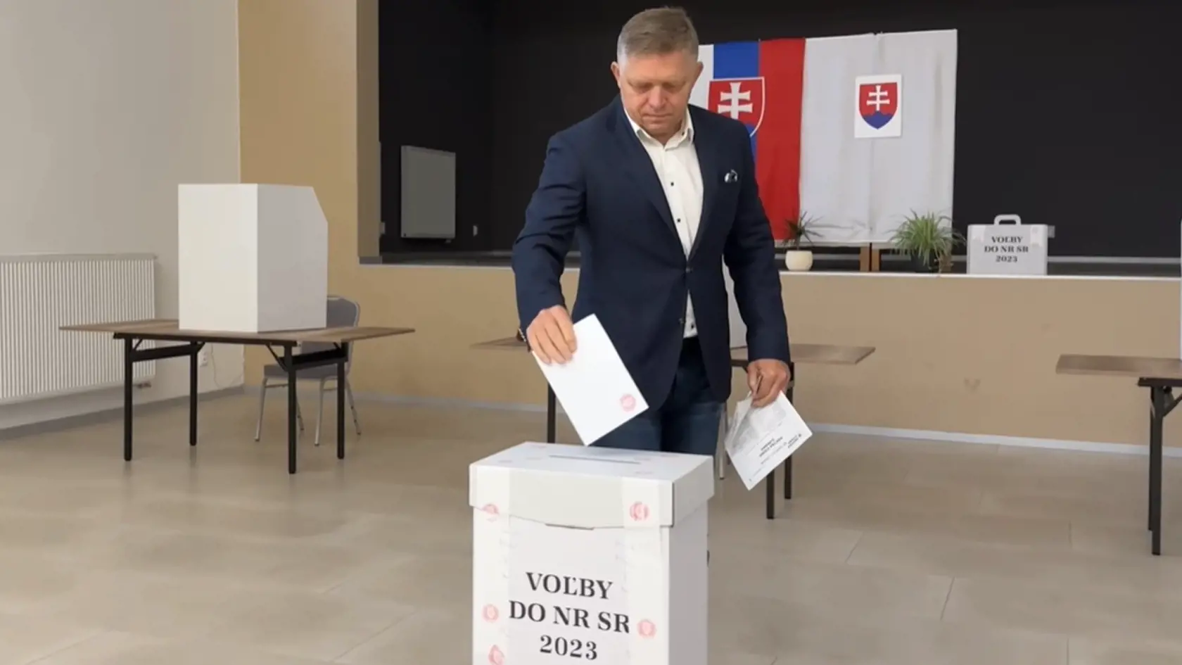 Predseda Smeru-SD Robert Fico už odvolil v obci Veľké Dvorany v okrese Topoľčany, odkiaľ sám pochádza.