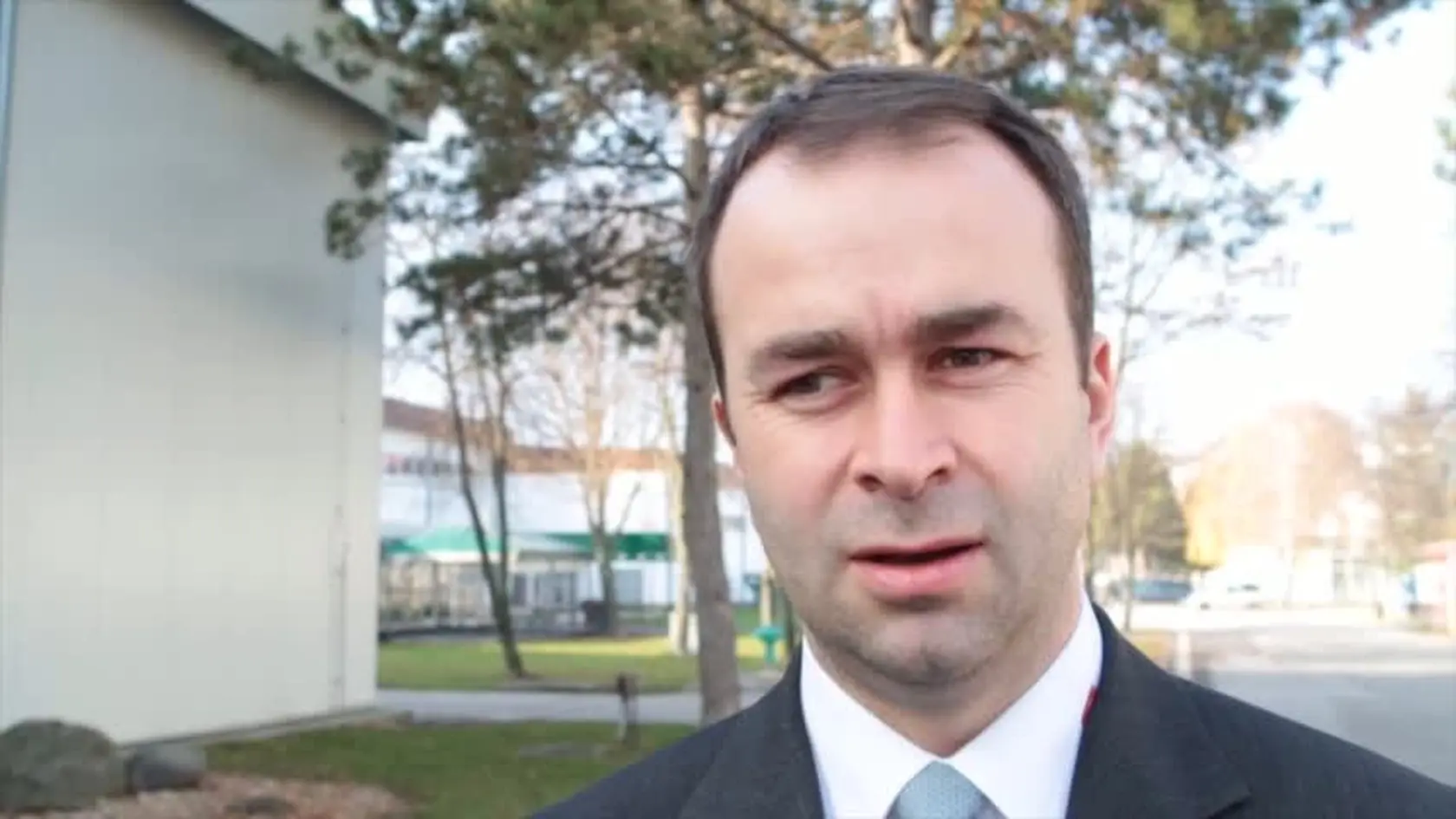 V koalícii sa má o zákone o tzv. covidových amnestiách, ak ho prezident SR Peter Pellegrini nepodpíše a vráti do parlamentu, ešte diskutovať. Poslanec Národnej rady (NR) SR Roman Michelko (SNS) si myslí, že SNS a Smer-SD by nemali problém prelomiť prípadné veto hlavy štátu. Zákonodarca Ján Podmanický (Smer-SD) legislatívu víta a za prípadné prelomenie veta bude hlasovať. Predseda poslaneckého klubu PS Martin Dubéci a poslanec Jozef Hajko (KDH) zákon kritizujú.