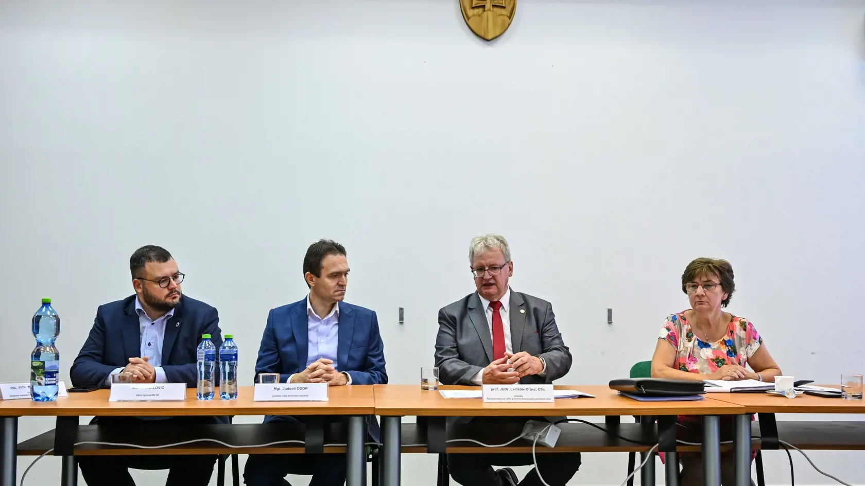 Na Slovensku sa v sobotu o 7.00 h začali v poradí štvrté predčasné a celkovo deviate parlamentné voľby v ére samostatnej SR. Na snímke zľava štátny tajomník ministerstva vnútra SR Martin Královič, dočasne poverený predseda vlády odborníkov Ľudovít Ódor, predseda Štátnej komisie pre voľby a kontrolu financovania politických strán Ladislav Orosz, riaditeľka odboru volieb, referenda a politických strán Ministerstva vnútra SR Eva Chmelová o priebehu predčasných parlamentných volieb 30. septembra 20