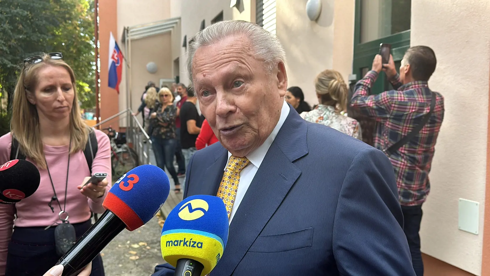 Zástup ľudí, ktorí neustále prichádzali voliť, ho milo prekvapil.