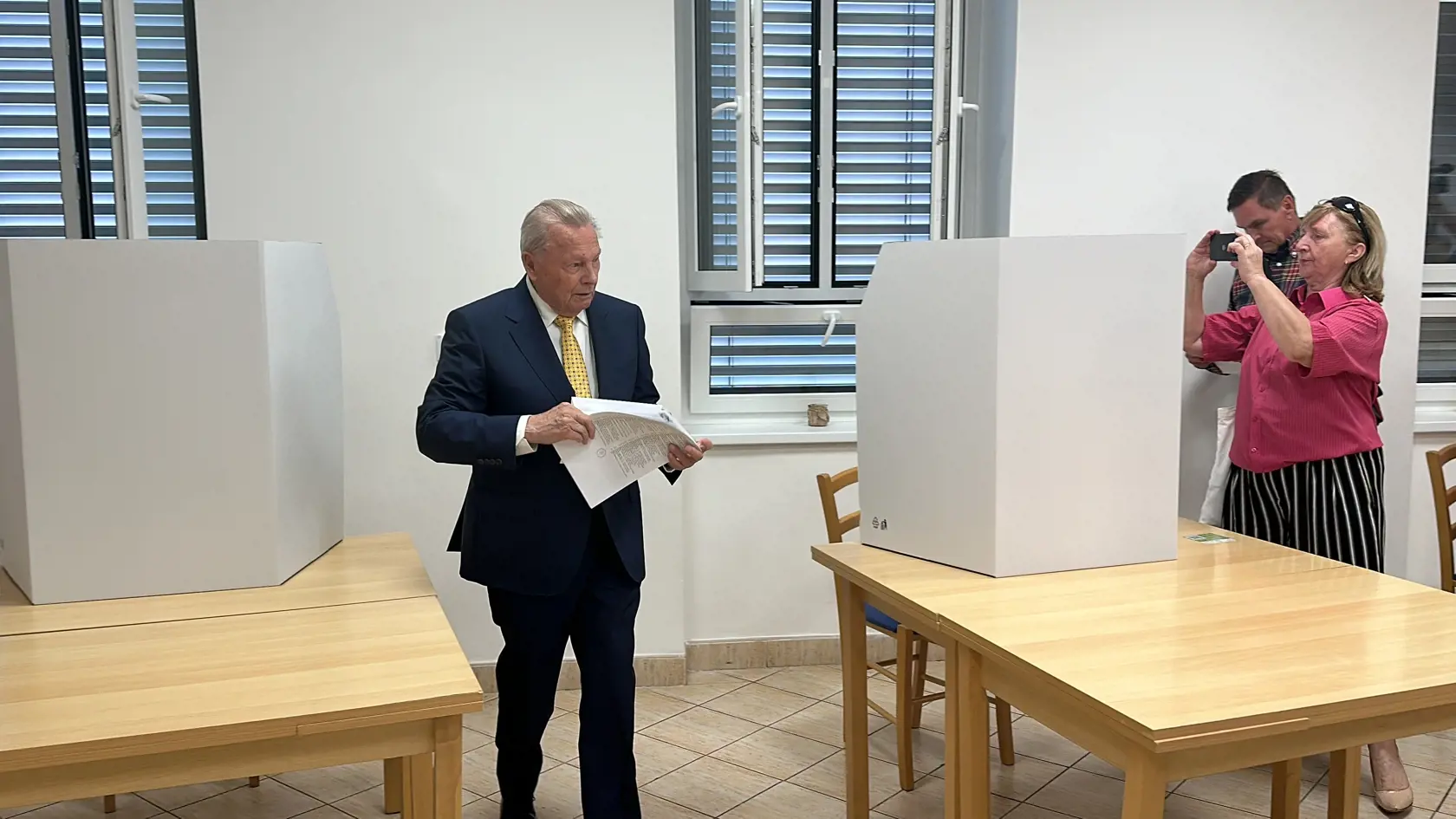 „Sme kritizovali Mečiara, keď povedal, že víťaz berie všetko a opozícii nedal nič. My sa stále toho držíme. Ani jedna vláda, parlament to nezmenil, lebo im to vyhovuje. Musí sa niečo obetovať, aby to nebolo s palcom hore alebo dole, aby sa do parlamentu dostali aj ľudia, ktorí sú osobnosťami,“ zhodnotil Schuster.