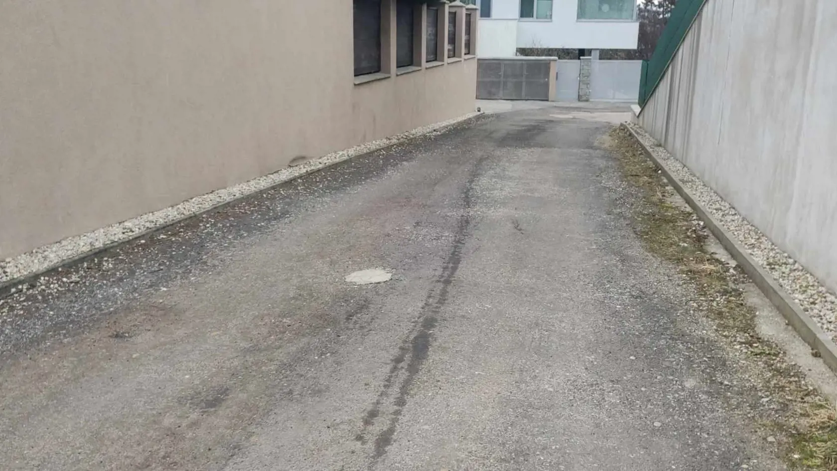 Policajtov k šoférovi, ktorý semafor zdemoloval, teda k Andrejovi Dankovi, doviedla olejová stopa poškodeného vozidla.
