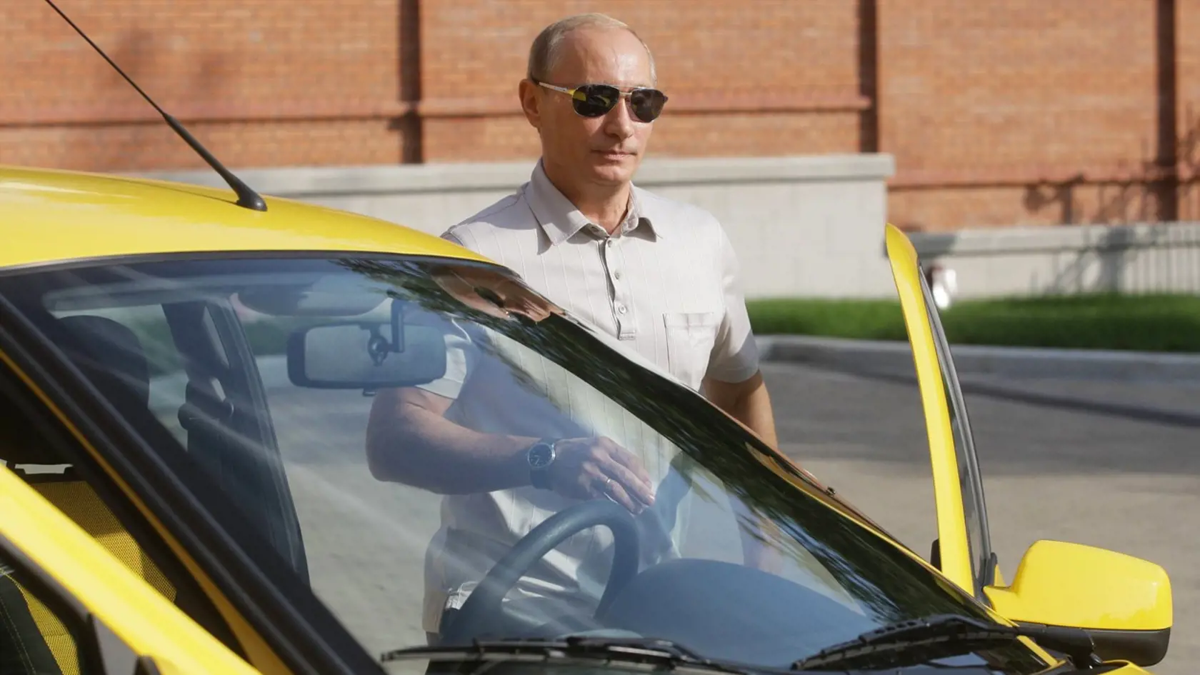 Putin vo svojej milovanej žltej Lade.