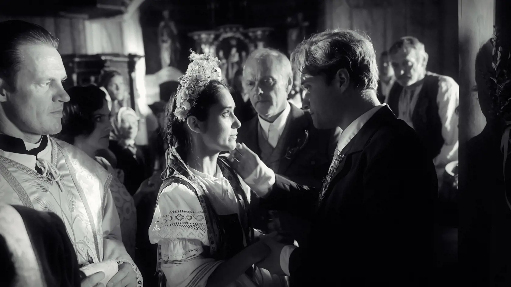 Film Piargy je zasadený do predvojnového obdobia, preto je čiernobiely. Judit v ňom stvárnila Julišu.