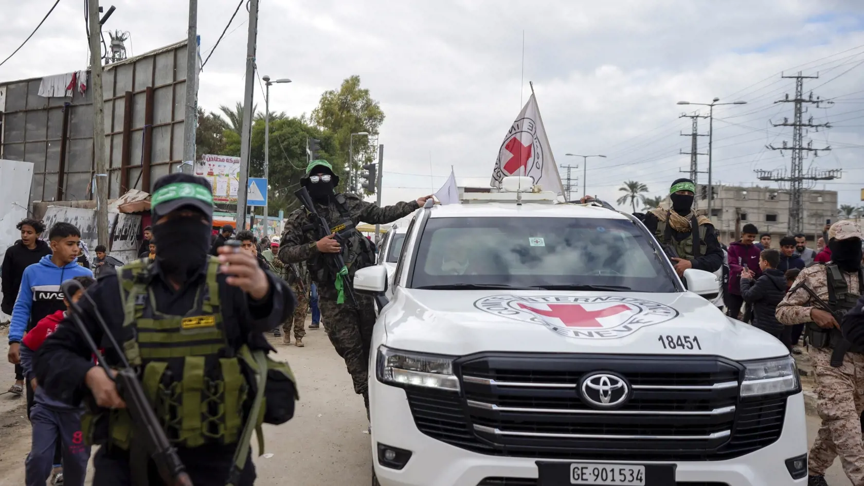Vozidlá Červeného kríža, ktoré sprevádzajú bojovníci hnutia Hamas, odvážajú prepustených izraelských rukojemníkov. 