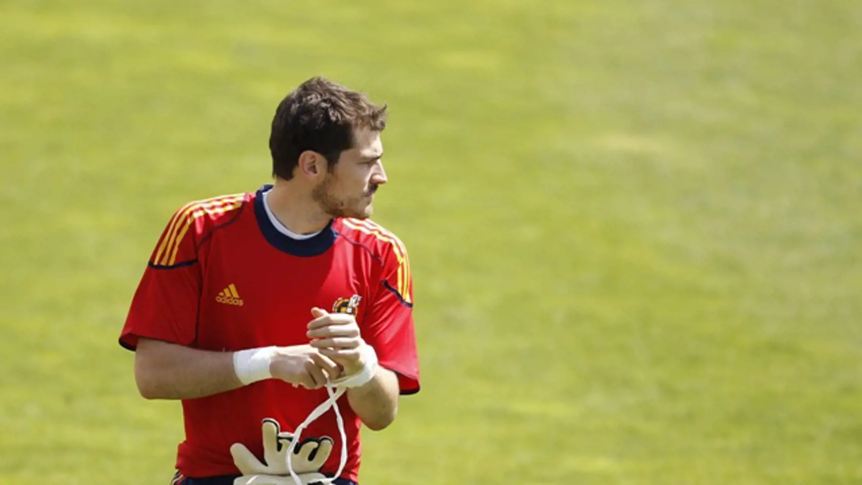 Iker Casillas si novú loptu príliš neobľúbil...