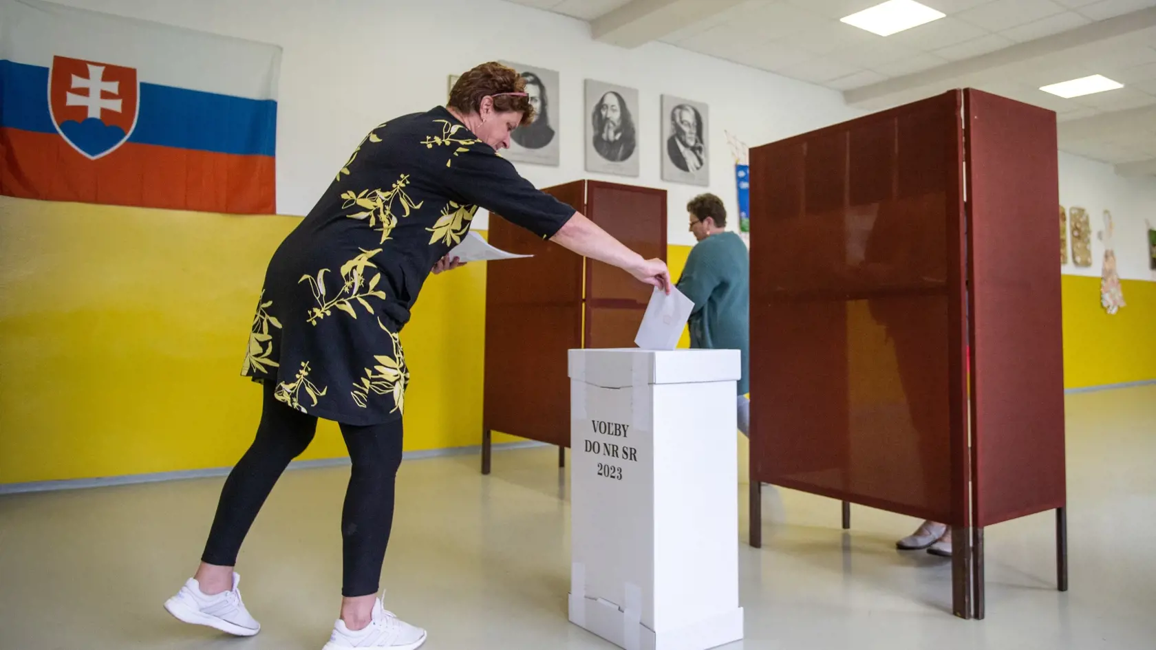 Na Slovensku sa v sobotu o 7.00 h začali v poradí štvrté predčasné a celkovo deviate parlamentné voľby v ére samostatnej SR. Na snímke volička vhadzuje obálku s hlasovacím lístkom do volebnej schránky v priestoroch základnej školy v pohraničnej obci Čierne, okres Čadca v sobotu 30. septembra 2023. FOTO TASR - Daniel Stehlík