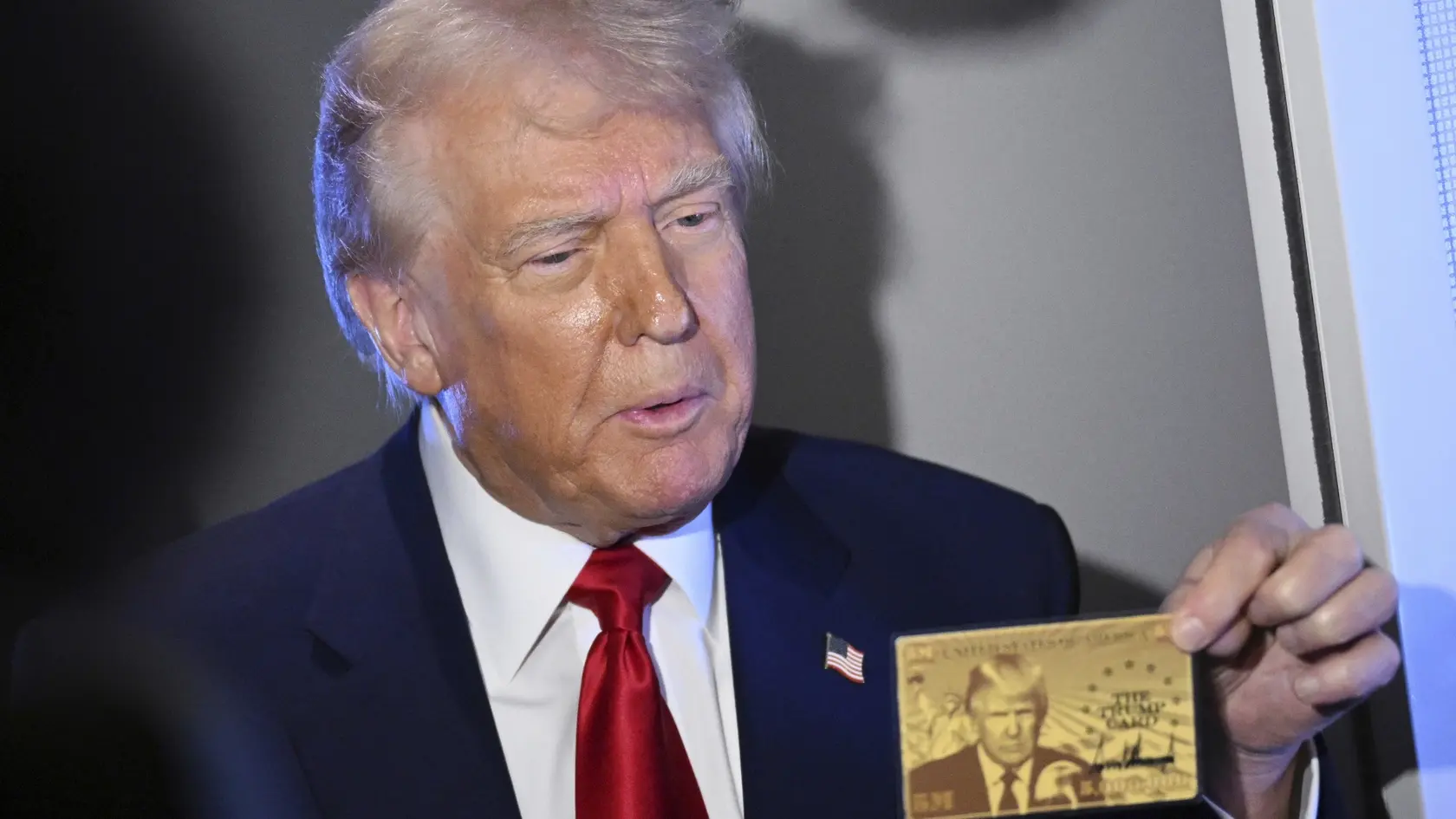 Donald Trump ukazuje novinárom „zlatú kartu“.