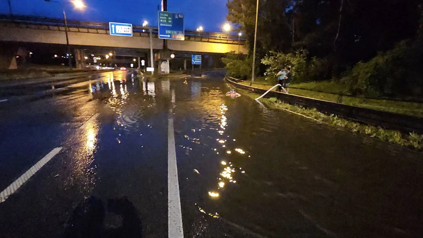 Po intenzívnych búrkach v noci zaplavilo niektoré časti Bratislavy.