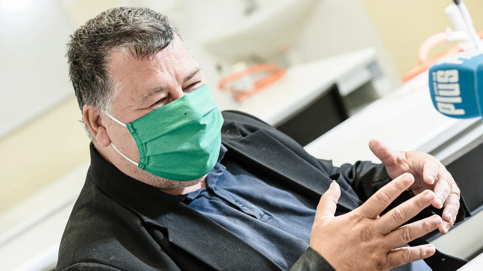 Na sníme Prof. MUDr. Vladimír Krčméry DrSc. - slovenský lekár, vedec – odborník na tropickú medicínu, infektológiu a onkológiu.