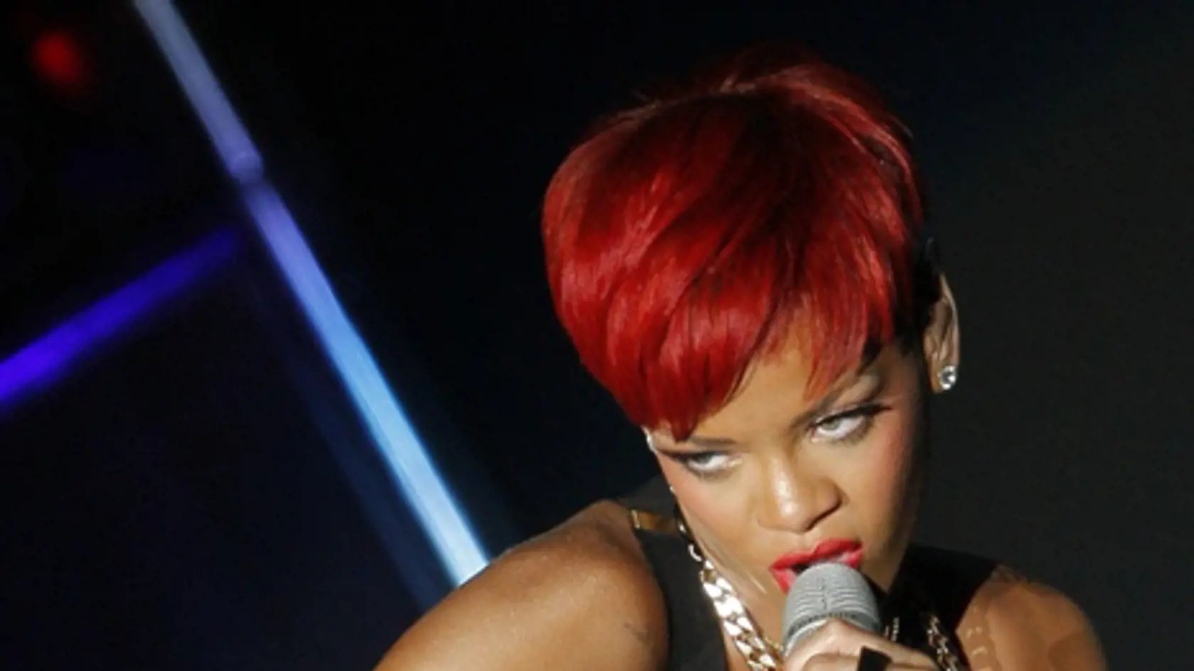 Rihanna s červeným účesom