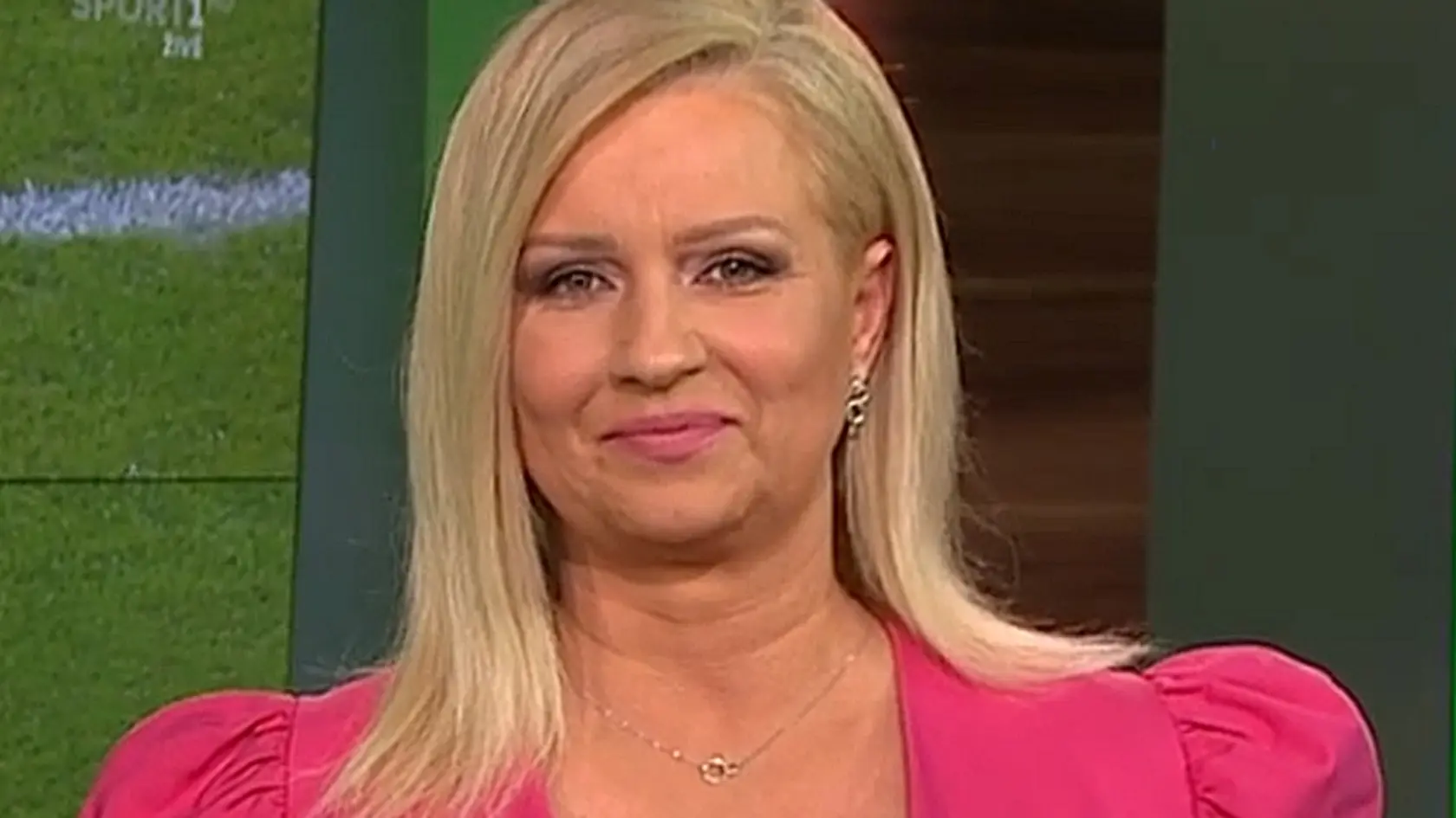 Čviriková Hriadelová (49) sa počas moderovania športu ukázala v sýtoružových odvážnych šatách.