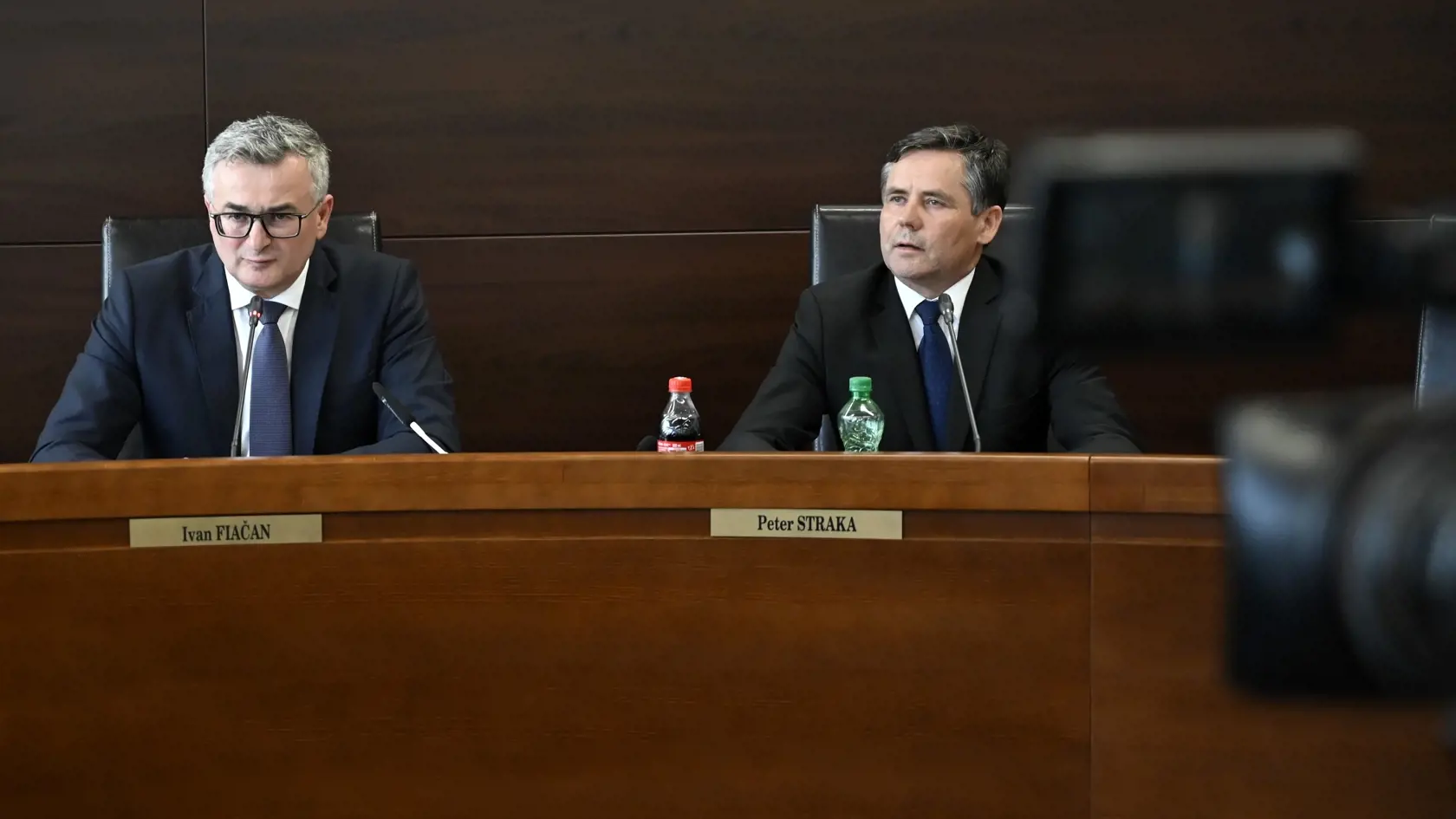 Na snímke zľava predseda Ústavného súdu SR Ivan Fiačan a sudca spravodajca Ústavného súdu SR Peter Straka počas tlačového brífingu k rozhodnutiu pléna Ústavného súdu Slovenskej republiky, ktoré sa týka novely Trestného zákona. V Košiciach 3.  júla 2024. FOTO TASR - Roman Hanc