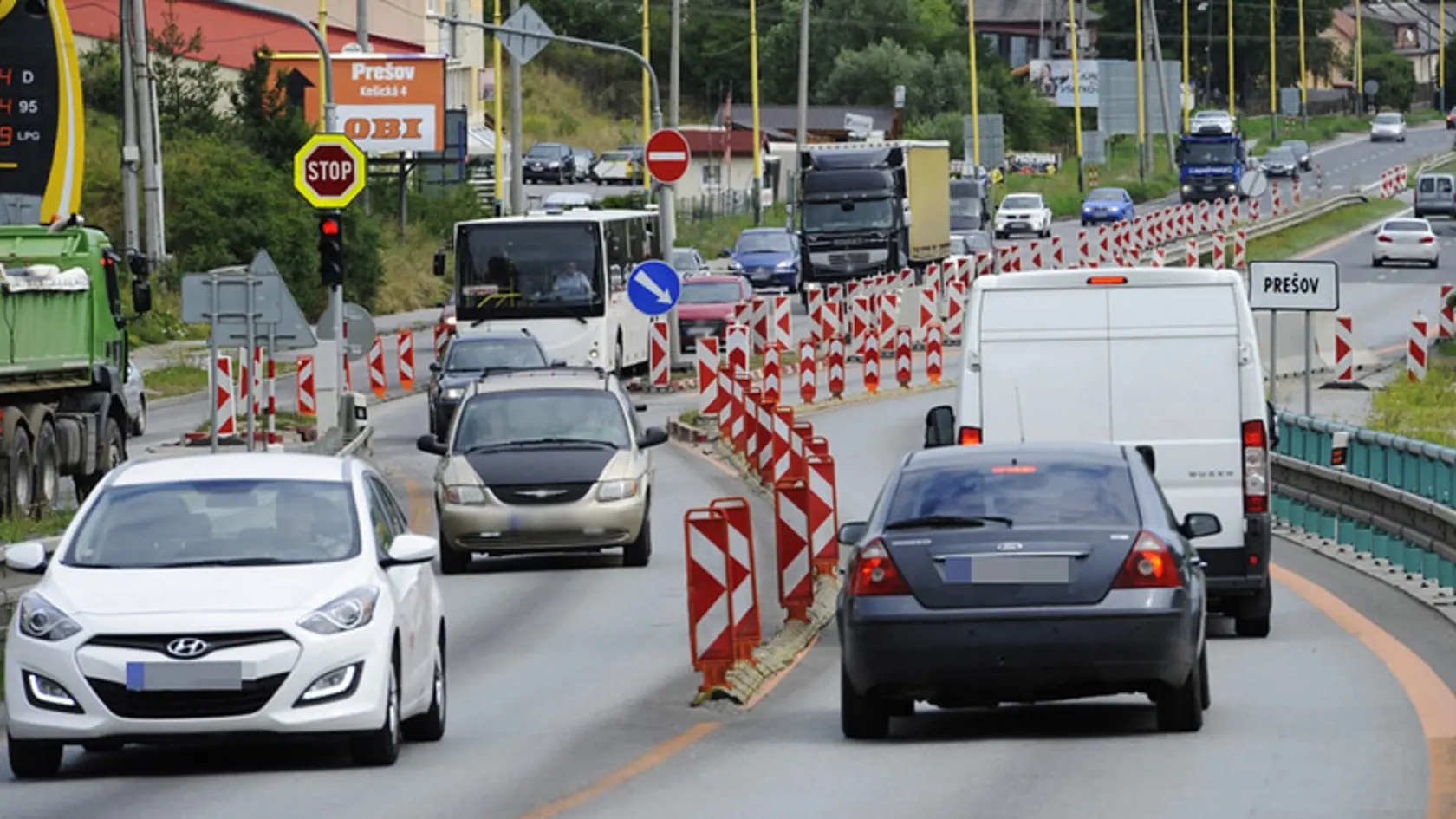 Zjazd a výjazd nedokončenej diaľnice v Prešove smerom na Košice je permanentne upchatý, obísť sa tento úsek nedá.