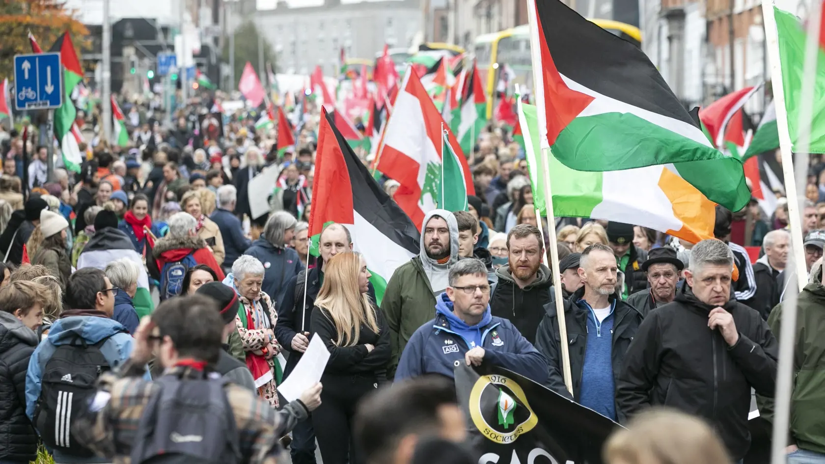 JB 43 Dublin - Ľudia pochodujú počas protestu na vyjadrenie solidarity s Palestínčanmi v Gaze na pro-palestínskom zhromaždení v Dubline 9. novembra 2024, na ktorom sa zúčastnilo niekoľko tisícok demonštrantov. FOTO TASR/AP

People march during a pro-Palestinian demonstration in Dublin, Ireland, Saturday, Nov. 9, 2024. (Gareth Chaney/PA via AP)