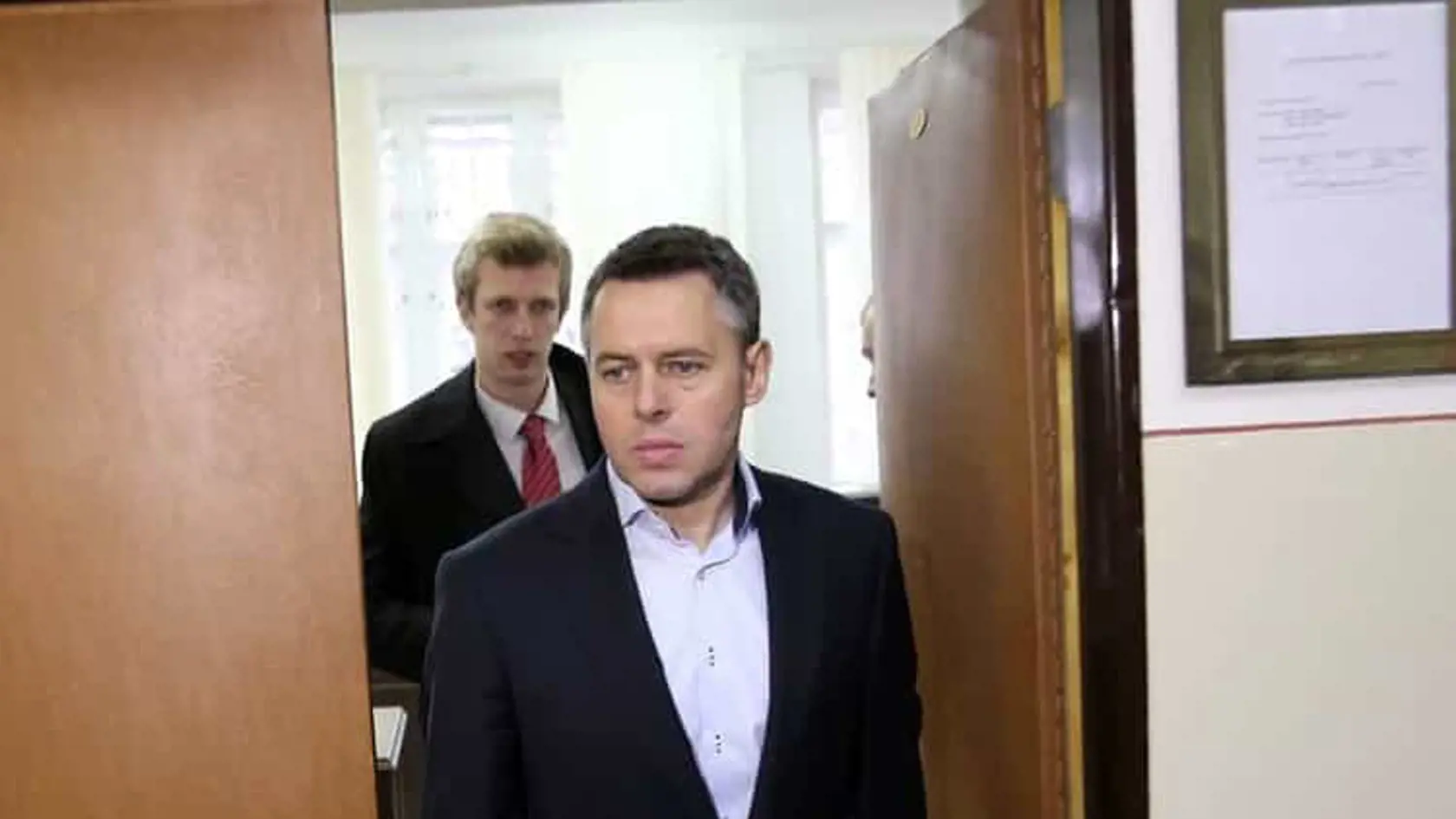 Podľa znenia obžaloby sa mal Vladimír Jánoš v bytoch v Bratislave a Prievidzi správať k svojej vtedajšej manželke a maloletej dcére tak, že im spôsoboval psychické utrpenie, pričom jeho konanie malo u oboch vyvolávať úzkosť, stres a strach.