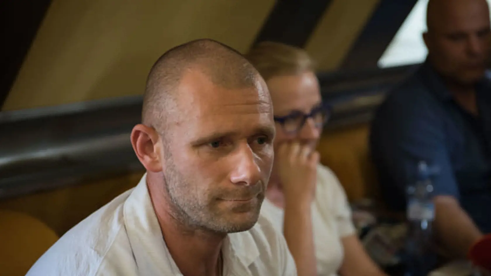 Riaditeľ zariadenia Čistý deň Peter Tománek (vľavo) počas zasadnutia Výboru pre ľudské práva a národnostné menšiny.
