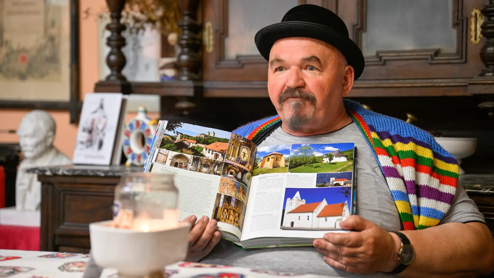 „Keď otvoríte dvere, za každými niečo je. To isté platí aj vtedy, keď otočíte list knihy,“ hovorí Ján Cíger.