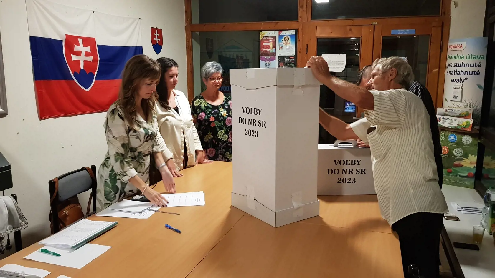 Na Slovensku sa v sobotu 30. septembra 2023 konali v poradí štvrté predčasné a celkovo deviate parlamentné voľby v ére samostatnosti. Na snímke člen okrskovej komisie otvára volebnú schránku po uzatvorení  volebnej miestnosti v obci Moča, okres Komárno v sobotu 30. septembra 2023. FOTO TASR - Milan Drozd