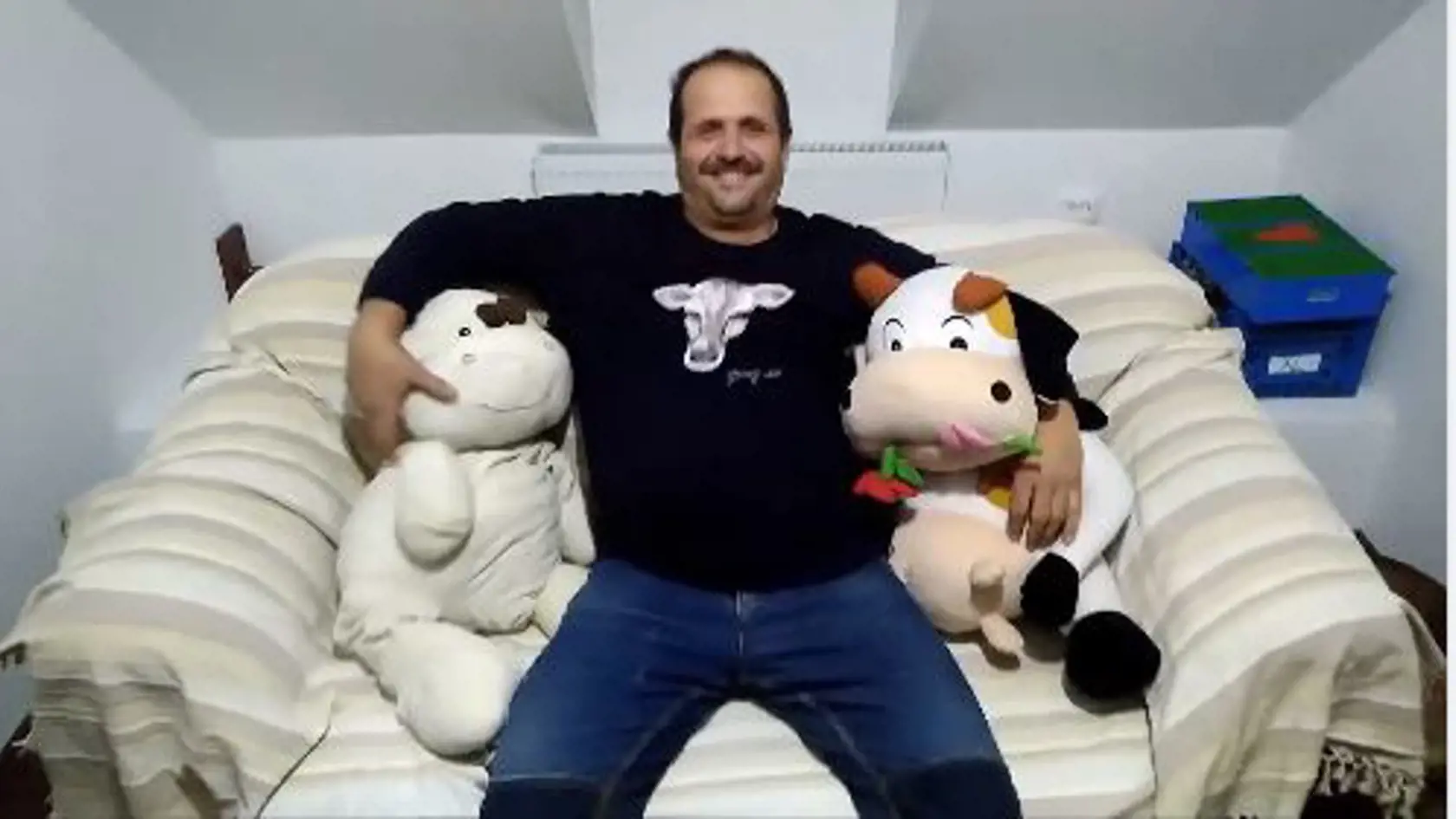 Martin Bagar ukázal bývanie a aj to, že zbožňuje plyšové hračky. Ako inak, doma má plyšové kravičky.