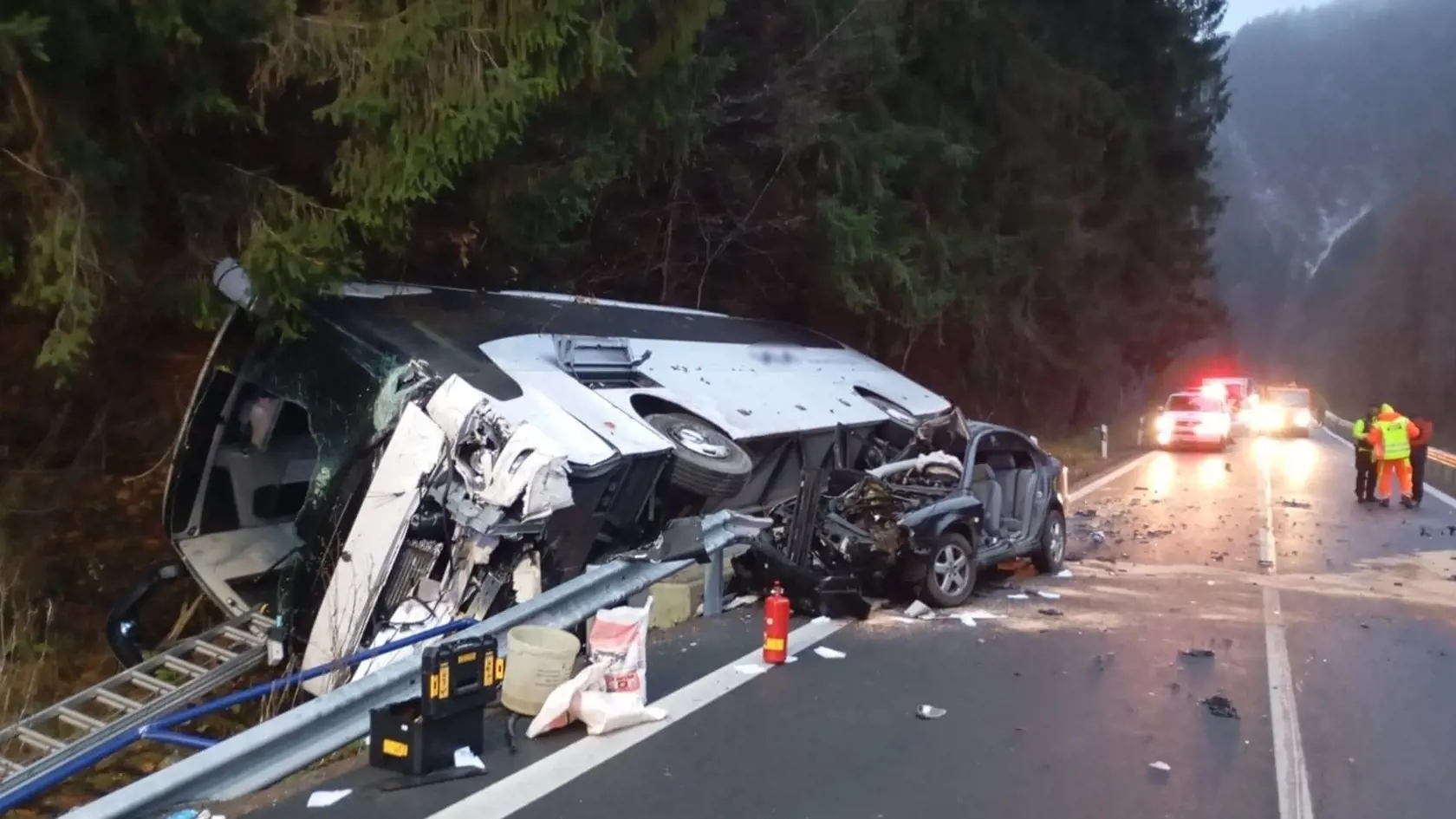 Auto zostalo po nehode úplne zošrotované. 