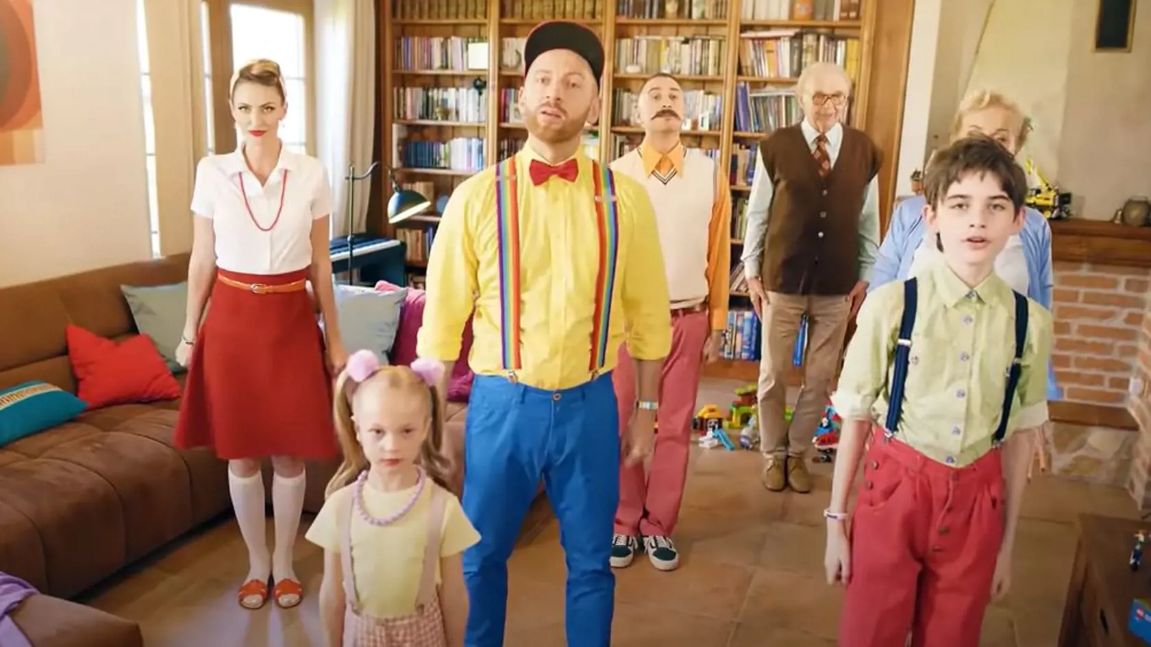 Miro Jaroš vystupuje v klipe v trakoch dúhovej farby. Niektoré mamičky ho "obvinili", že nimi propaguje LGBT.
