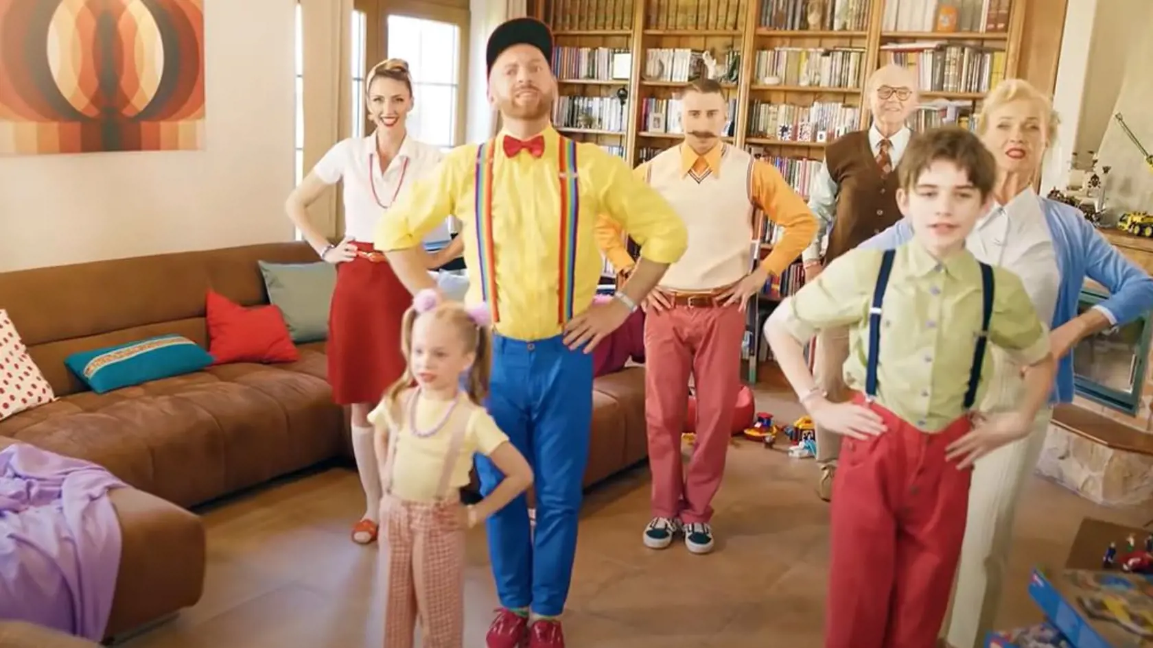 Miro Jaroš vystupuje v klipe v trakoch dúhovej farby. Niektoré mamičky ho "obvinili", že nimi propaguje LGBT.
