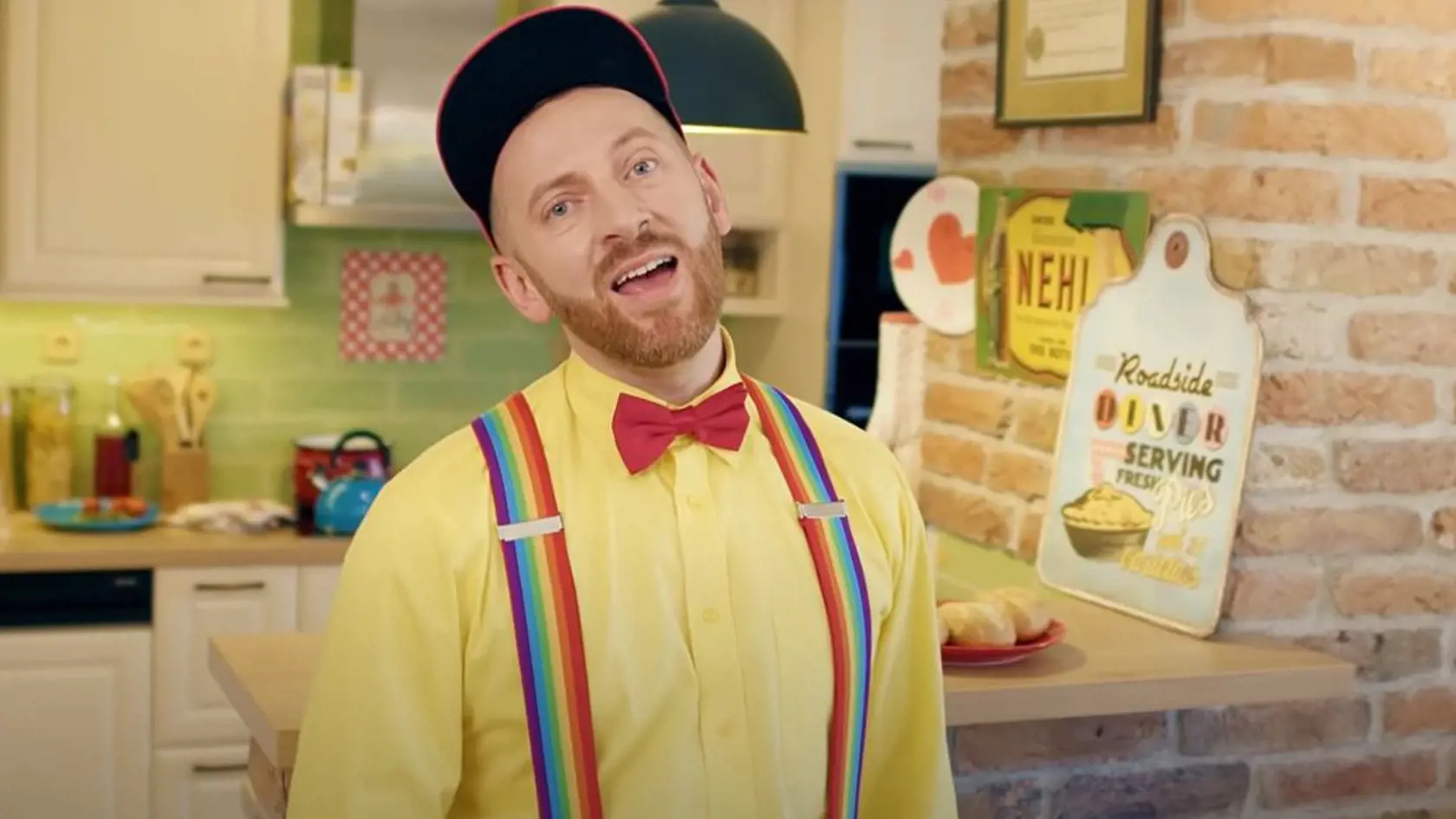 Miro Jaroš vystupuje v klipe v trakoch dúhovej farby. Niektoré mamičky ho "obvinili", že nimi propaguje LGBT.