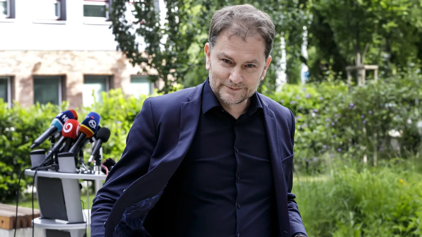 Na snímke podpredseda vlády SR a minister financií SR Igor Matovič (OĽaNO) počas krátkeho vyjadrenia pre médiá v Bratislave v utorok 7. júna 2022. Matovič reagoval na rozhodnutie prezidentsky SR Zuzany Čaputovej, ktorá  vrátila parlamentu na opätovné prerokovanie tzv. protiinflačný balík. Vetuje ho v častiach, týkajúcich sa opatrení, ktoré by mali byť účinné od januára 2023.