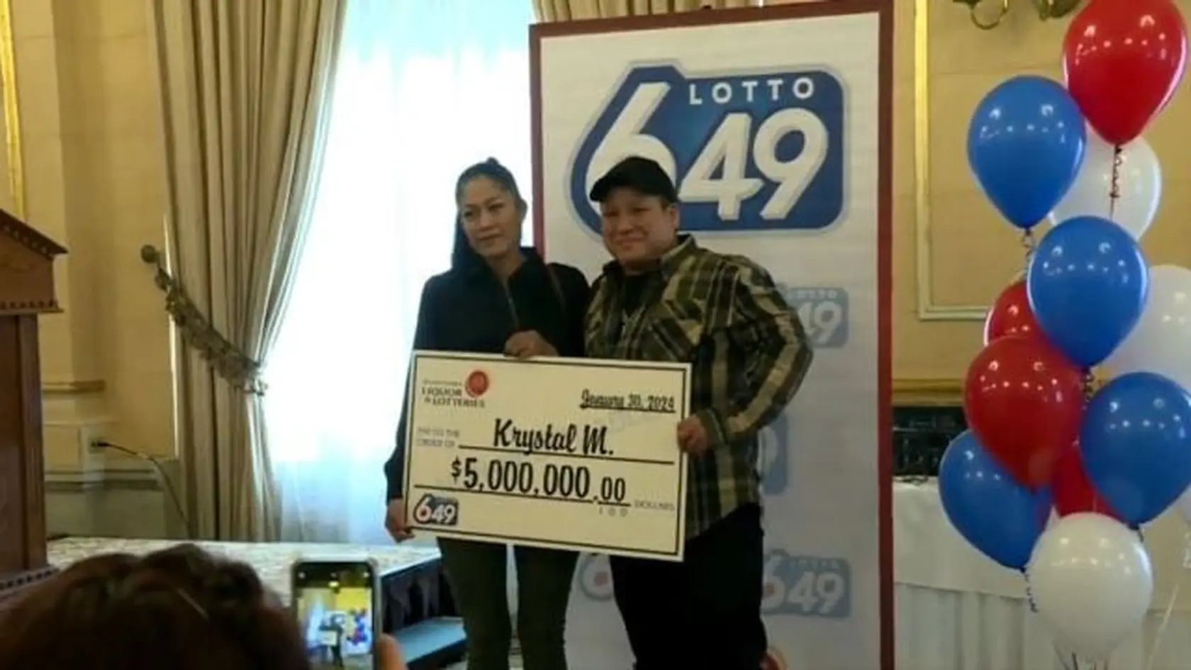 Krystal a Lawrence si prevzali výherný šek vlani v januári.
