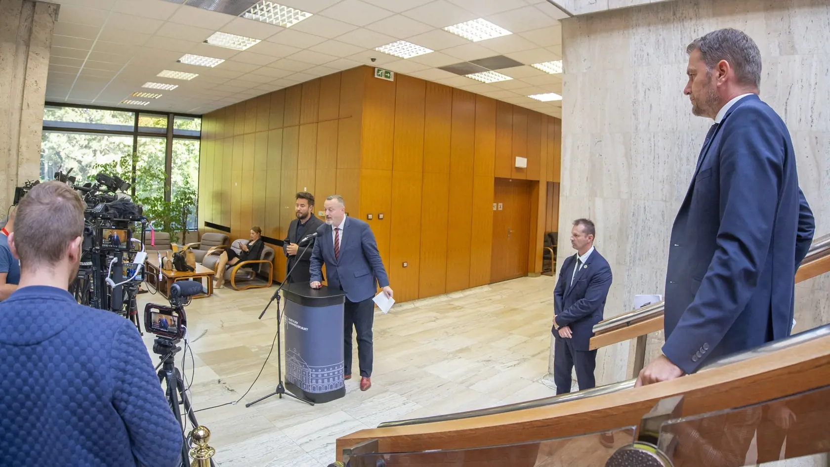 Na snímke za rečníckym pultom minister práce, sociálnych vecí a rodiny Milan Krajniak (Sme rodina) a prvý sprava podpredseda vlády SR a minister financií Igor Matovič (OĽaNO) po 99. rokovaní vlády 2. septembra 2022 v Bratislave.