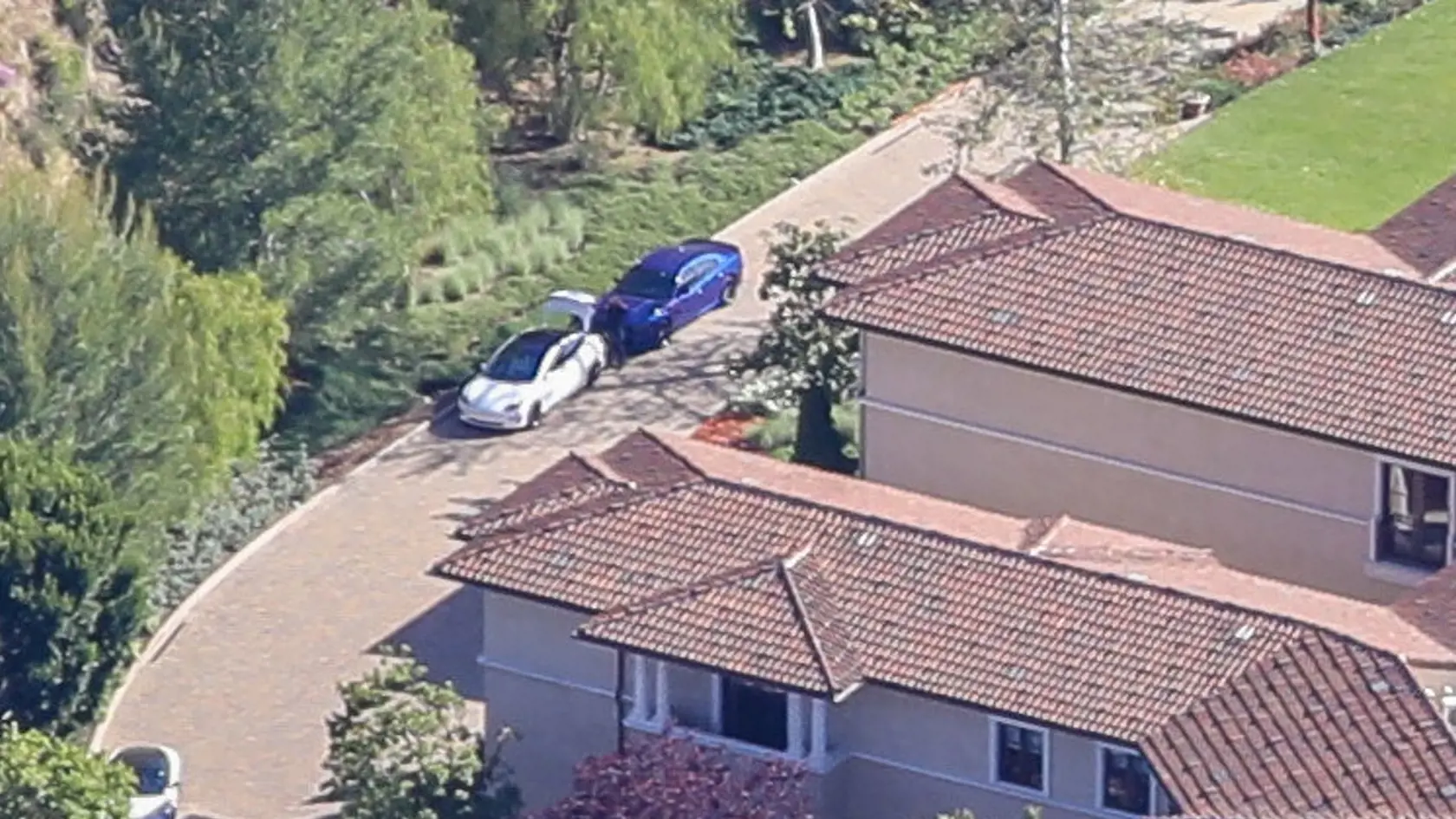 Luxusná vila patrí hollywoodskemu producentovi Tylerovi Perrymu. Nie je jasné, či boháč necháva Meghan a Harryho bývať v tomto dome ako hostí, alebo mu platia prenájom. Ten môže mesačne stáť od 20 do 40-tisíc.