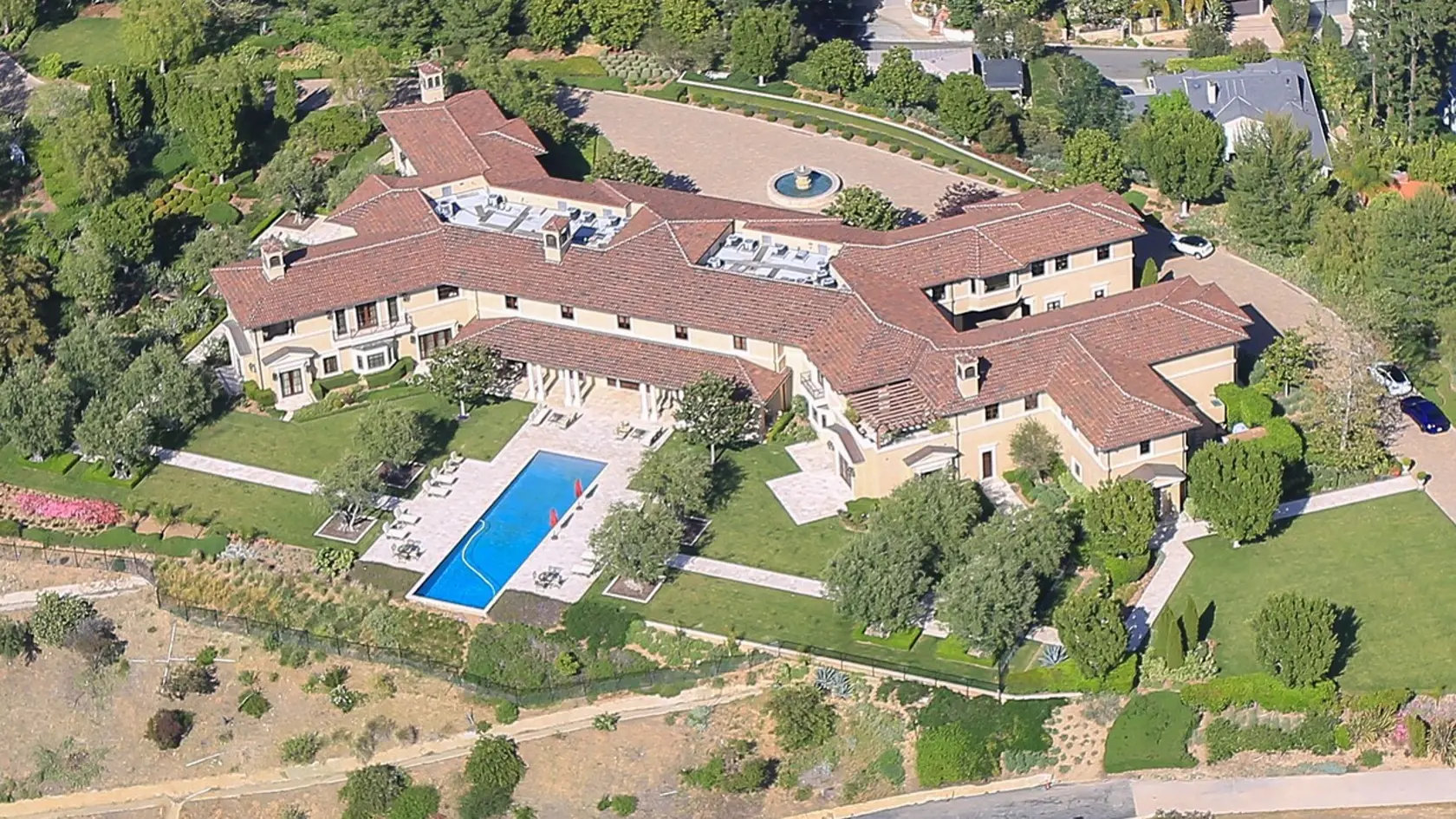 Luxusná vila patrí hollywoodskemu producentovi Tylerovi Perrymu. Nie je jasné, či boháč necháva Meghan a Harryho bývať v tomto dome ako hostí, alebo mu platia prenájom. Ten môže mesačne stáť od 20 do 40-tisíc.