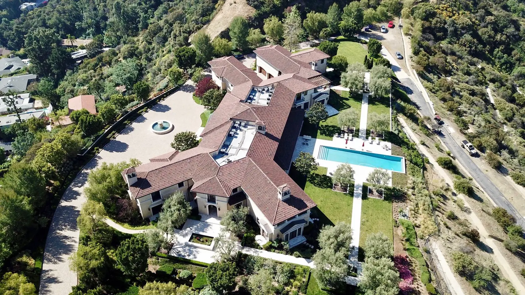Luxusná vila patrí hollywoodskemu producentovi Tylerovi Perrymu. Nie je jasné, či boháč necháva Meghan a Harryho bývať v tomto dome ako hostí, alebo mu platia prenájom. Ten môže mesačne stáť od 20 do 40-tisíc.