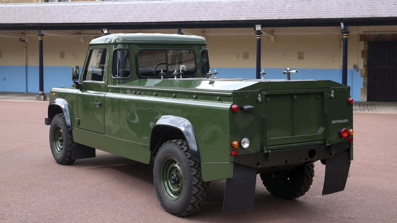 Rakvu s Philipom povezie špeciálne upravený Land Rover, ktorý princ sám pomáhal navrhnúť.