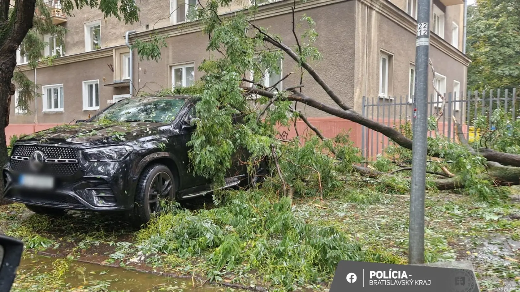 Na Odborárskej ulici a taktiež na Račianskej ulici v blízkosti Depa Krasňany vykonávali potrebné úkony spojené s padnutým stromom na dve osobné motorové vozidlá.