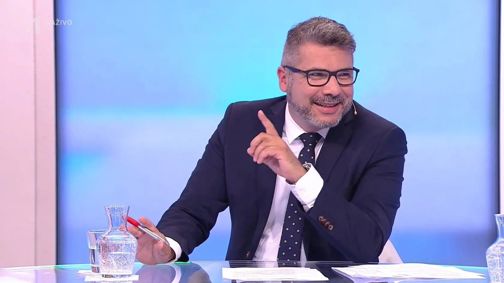 Moderátor Marek Makara počas televízneho duelu medzi Robertom Ficom a Eduardom Hegerom.