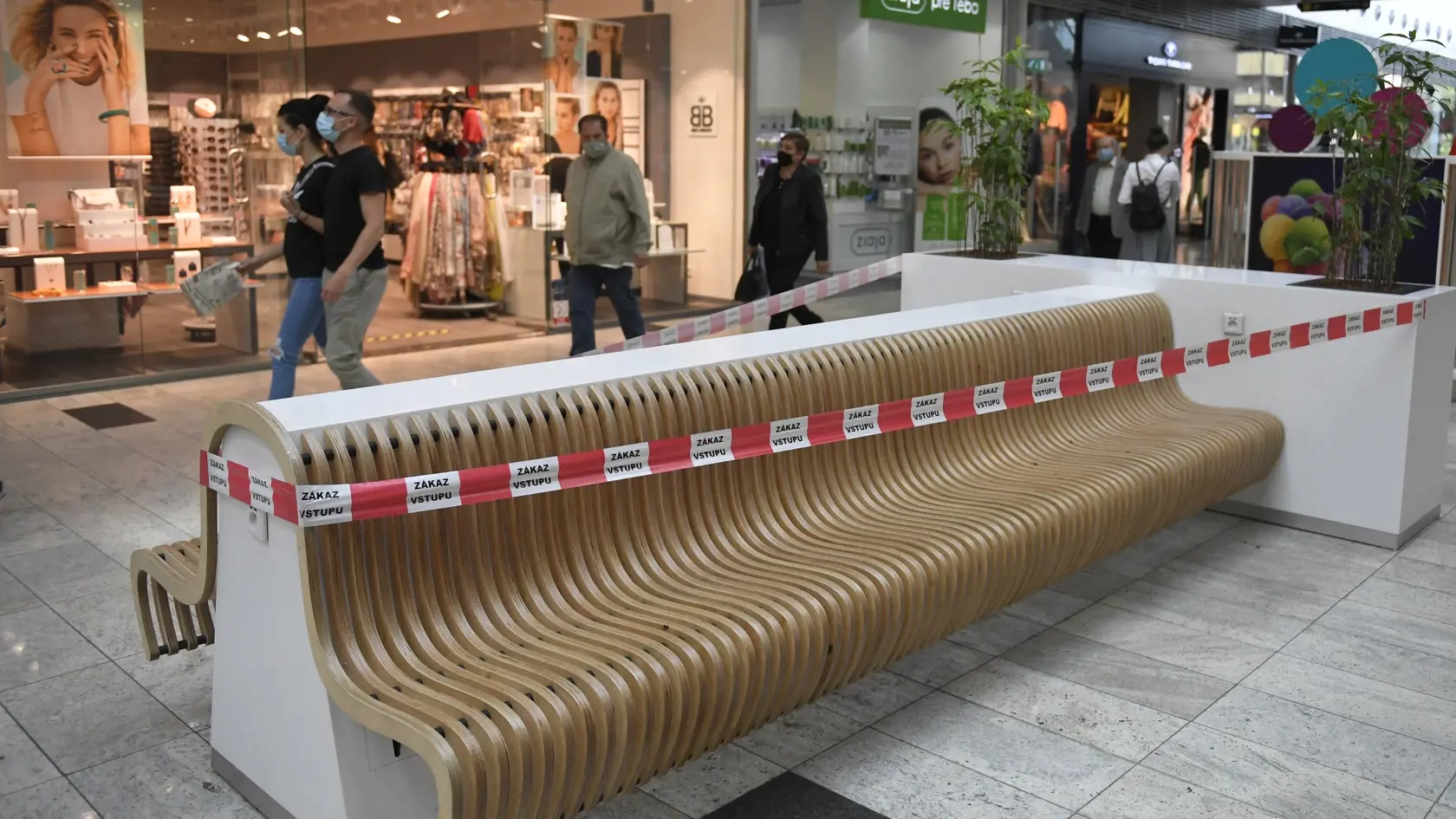 Od 20. mája 2020 sa spustila štvrtá fáza otvárania prevádzok vzhľadom na dobrý vývoj so šírením nového koronavírusu na Slovensku. Za prísnych hygienických podmienok sa otvorili aj obchodné centrá. Na snímke Aupark v Košiciach 20. mája 2020.  FOTO TASR - František Iván